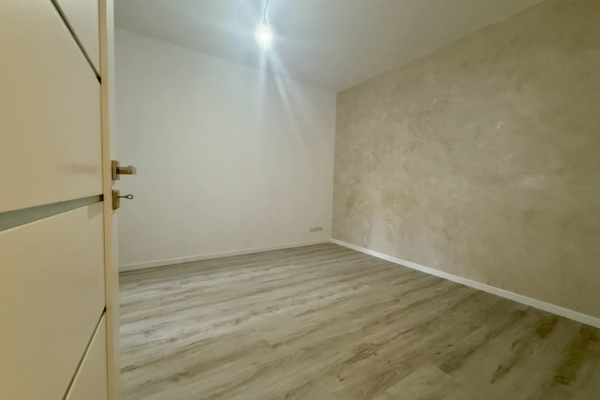 4 pokoje. Remont generalny. Wysoki standard! 14