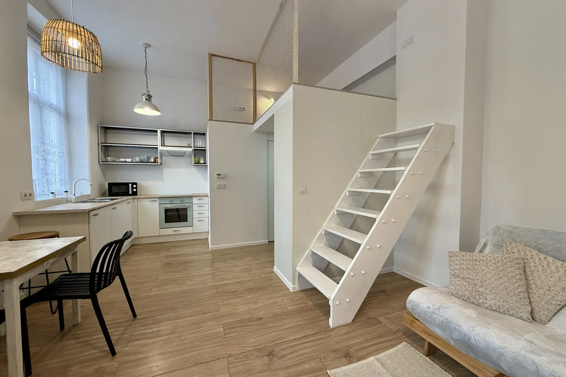 Nowoczesna kawalerka z antresolą Centrum 8