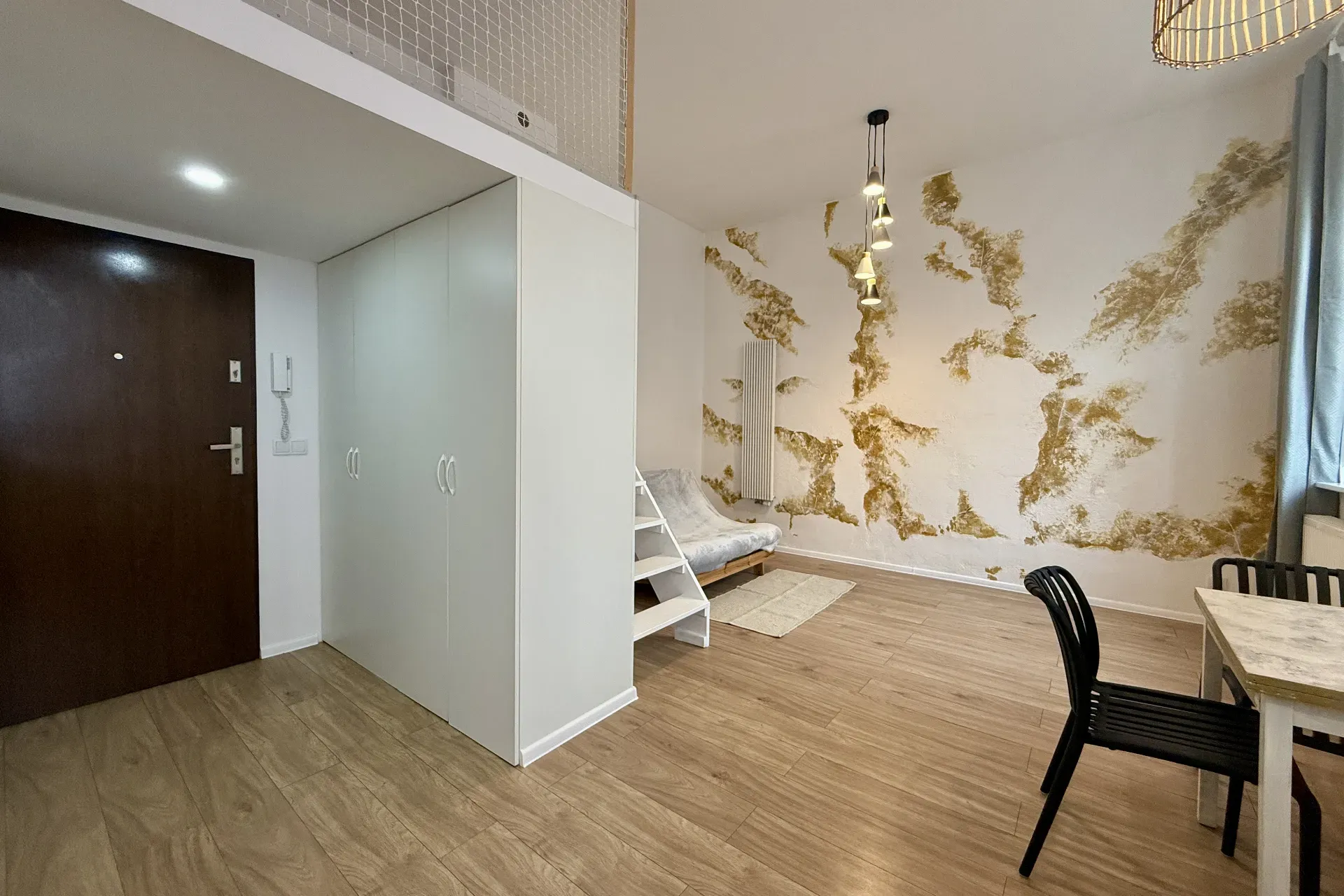 Nowoczesna kawalerka z antresolą Centrum 10